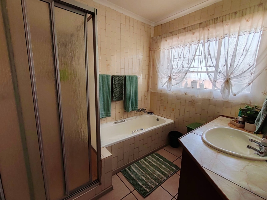 3 Bedroom Property for Sale in Kannoniers Park North West